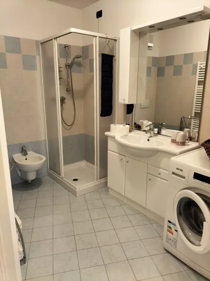 Il lavabo e la zona doccia