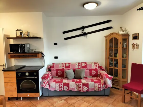 Il divano e l’angolo cucina