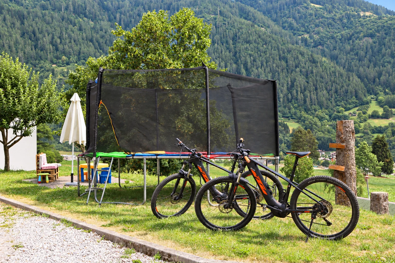 Due mountain bike nel giardino panoramico di Villa Bonetei