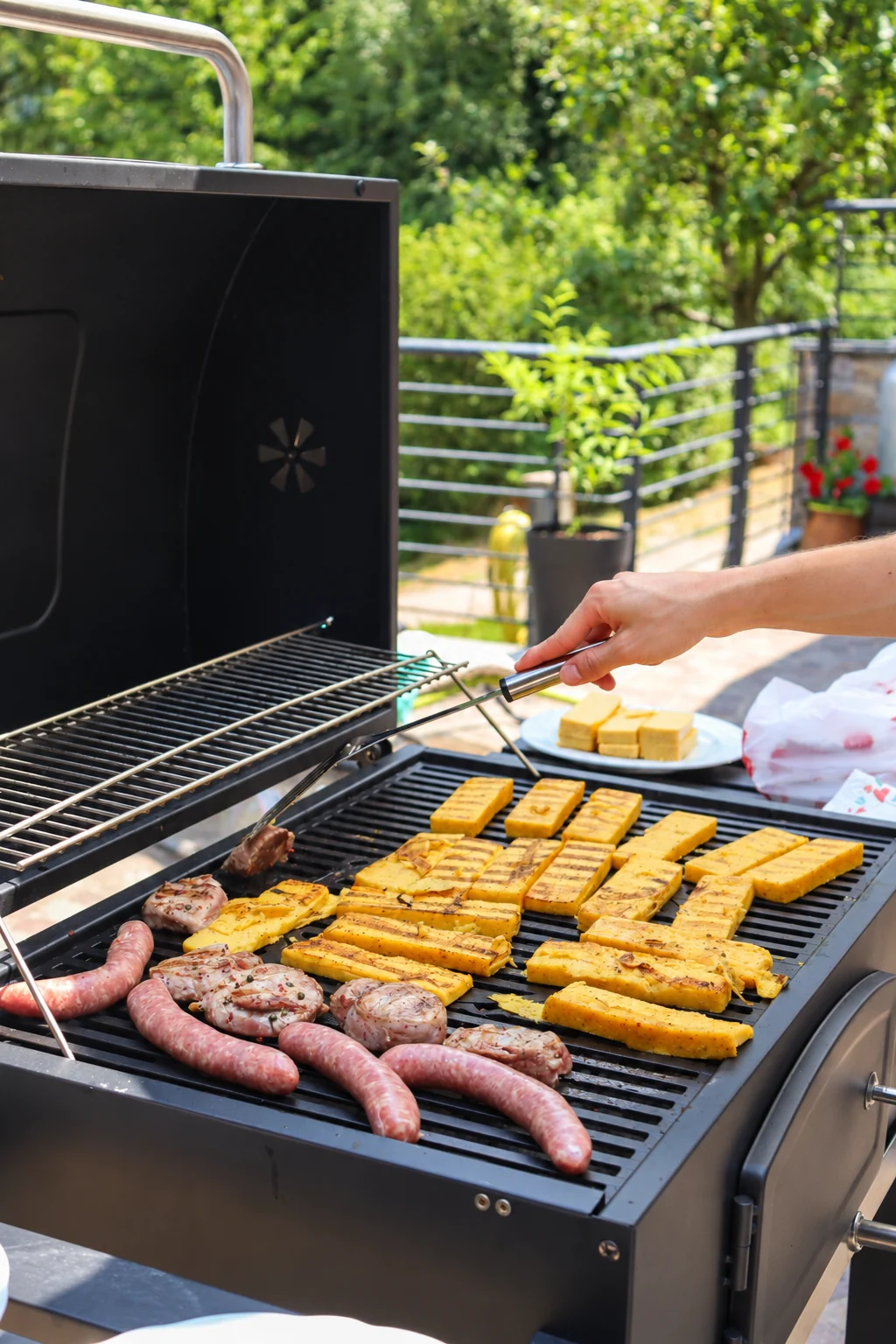 Polenta e carne sulla griglia del barbecue