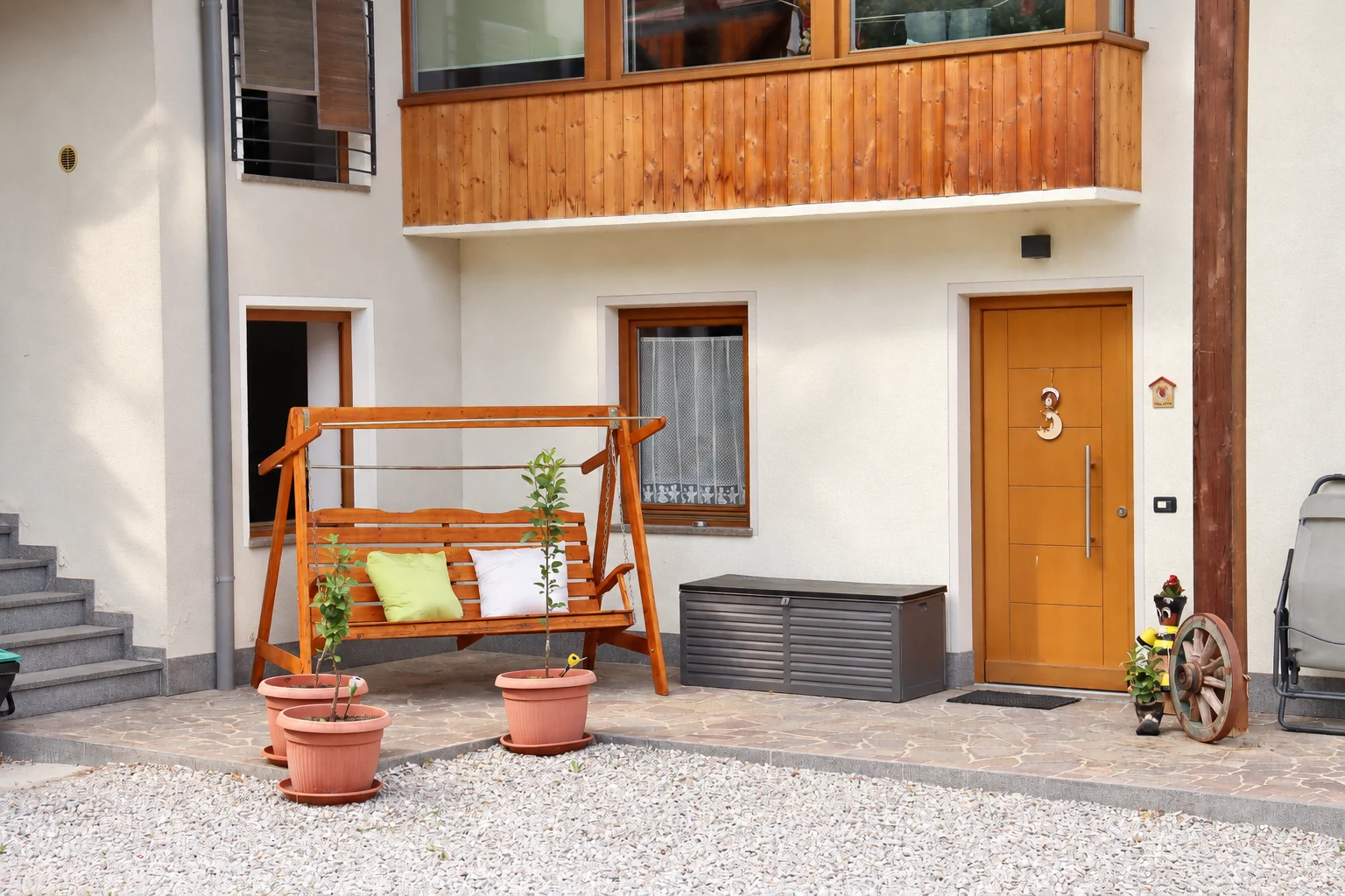 L’ingresso e il dondolo in legno